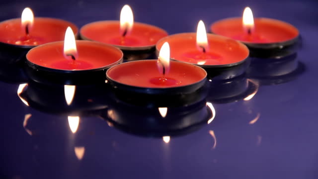 Decorative-candles-floating-in-the-water