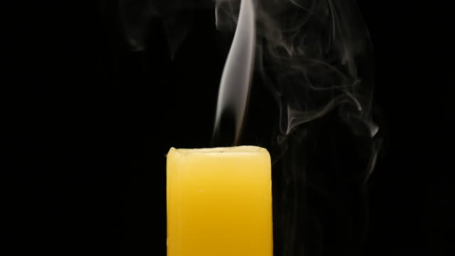 Gelbe-Kerzen-brennen-hell-auf-schwarzem