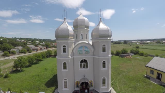 Iglesia-en-el-drone-tirando-de-aldea-Hrushivka