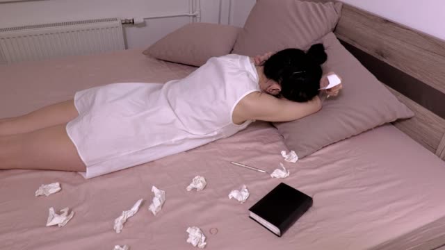 Stressed-woman-lying-in-the-bed