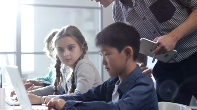 Niños-que-utilizan-ordenadores