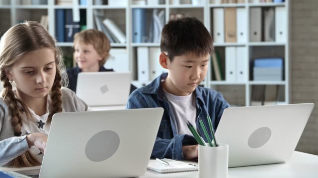 Grundschüler-mit-Laptops