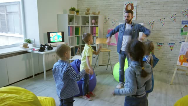 Mann,-wärmende-Übungen-mit-Kindern-im-Kindergarten