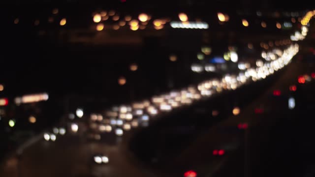 Pkw-Verkehr-in-der-Nacht-Stadt,-defocus