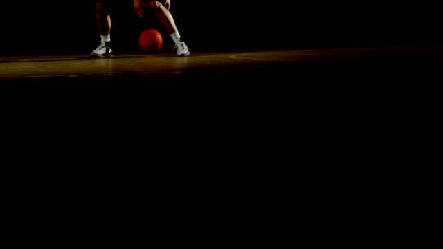 Jugador-de-baloncesto-masculino-en-el-Tribunal-4k