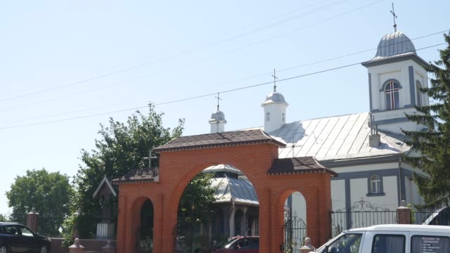 orthodox-church,-the-entrance-gate-to-the-territory-of-the-Orthodox-church,-the-arch,-sunny-day,-green-trees