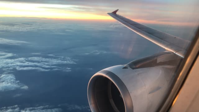 Ala-y-el-motor-de-vuelo-del-avión-en-el-cielo-y-la-nube-en-bella-vista