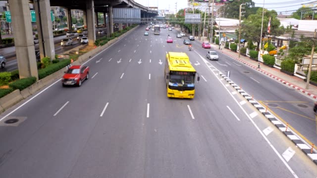View-of-Vibhavadi-Rangsit-Road-and-the-traffic-in-Bangkok-many-cars-are-on-the-roads-and-buildings-are-along-the-road.
