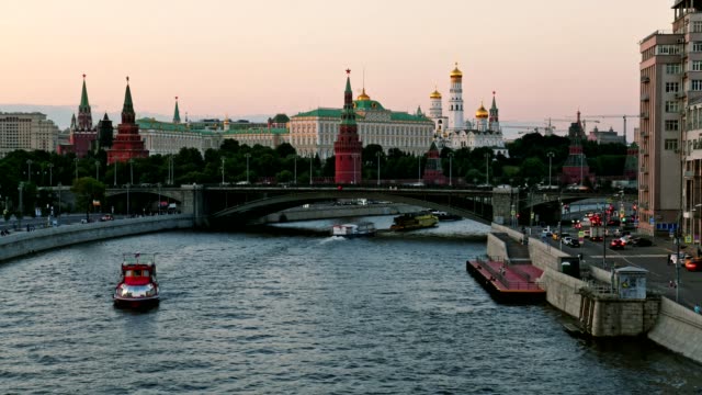 Moscow-Kremlin-and-Moscow-River-in-the-evening,-Russia