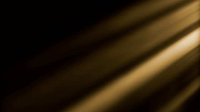 Gold-warme-Farbe-helle-Fackel-Strahlen-blinkt-Leck-linsenbewegung-für-Übergänge-auf-schwarzem-Hintergrund,-Filmtiteln