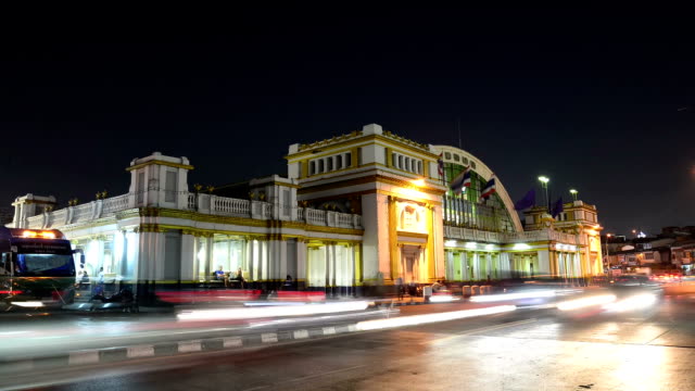 Timelapse-nocturna-en-la-estación-de-Hua-Lamphong-tren,-Bangkok,-Tailandia