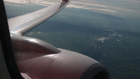 Flugzeugmotor-in-Flug-Blick-durch-ein-Flugzeugfenster-Wolken-für-Reisen-auf-der-ganzen-Welt-zu-sehen