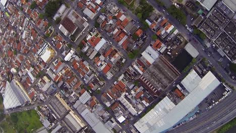 Luftaufnahmen-über-industrielle-Lagerhallen-und-Straßennetze-fliegen