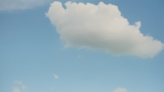 Beweger-Wolken-am-blauen-Himmelshintergrund