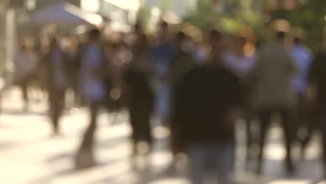 Sommertag-am-Stadtstraße-in-den-Strahlen-der-untergehenden-Sonne