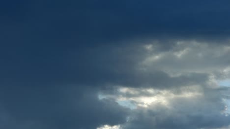 Wolken-bewegen-schnell-bei-der-abendlichen-Sonnenuntergang