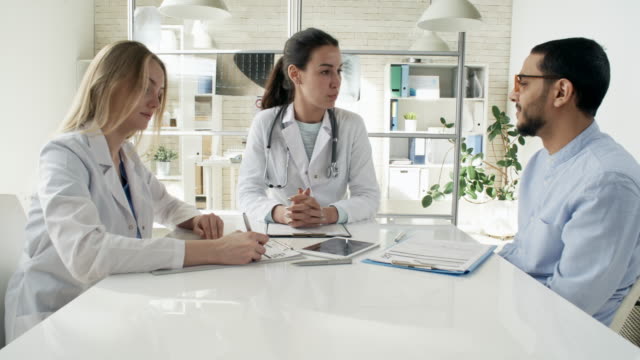 Ärztinnen-im-Gespräch-mit-Kollegen-oder-Patienten