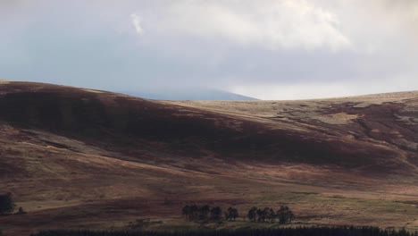 Escena-de-la-montaña-escocesa-de-glen-durante-tiempo-tormentoso-en-los-cairngorms-NP-durante-octubre,-otoño.