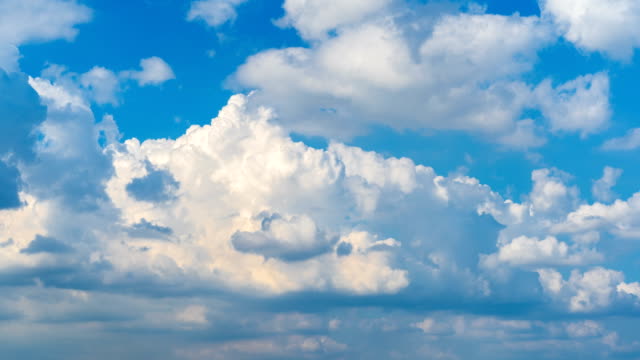 Time-lapse-of-blue-sky-and-clouds.
