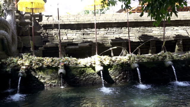 Agua-Santa-en-templo-de-Tirta-Empul,-un-hindú-de-Bali-agua-templo-ubicado-cerca-del-pueblo-de-Tampaksiring,-Bali,-Indonesia
