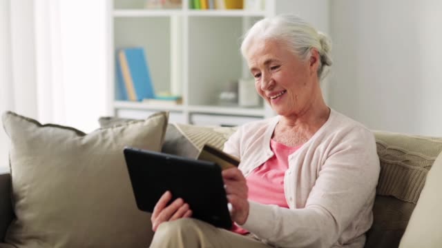 mujer-Senior-con-tablet-pc-y-tarjeta-de-crédito