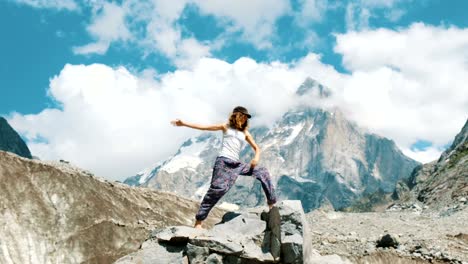 Frau-führt-eine-grundlegende-Asanas-im-Yoga-auf-Schnee-Berg-Hintergrund-in-einer-Wanderung.-Mädchen-macht-Gymnastik-an-der-frischen-Luft-bei-einer-Wanderung-auf-die-Natur