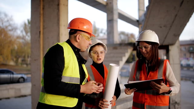 Dos-expertos-ingenieros-y-supervisor-de-la-construcción-para-inspeccionar-el-sitio-de-construcción.