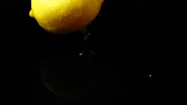 Falling-of-a-lemon.-Slow-motion.