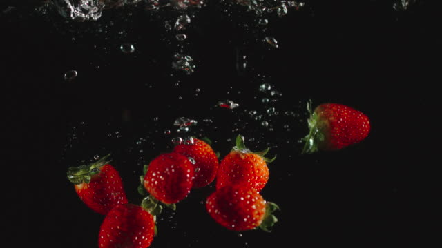 Zeitlupe:-Erdbeeren-fallen-im-Wasser