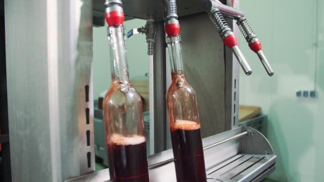 Bottling-process-of-red-wine