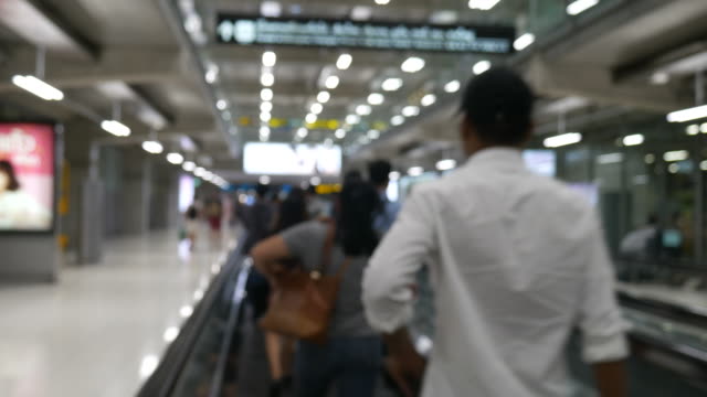 People-walking-at-the-Suvarnabhumi-Airport,-Bangkok