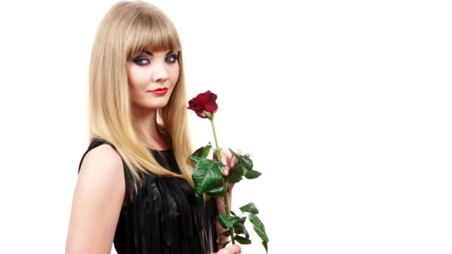 Frau-gorgeous-Mädchen-dunkle-Make-up-hält-rose-Blume-4K