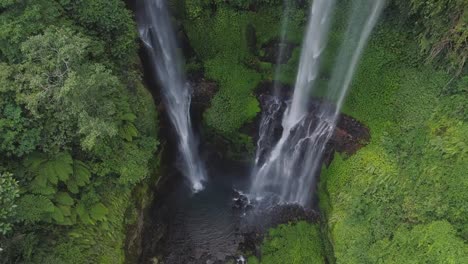 Wunderschönen-tropischen-Wasserfall-Bali,-Indonesien