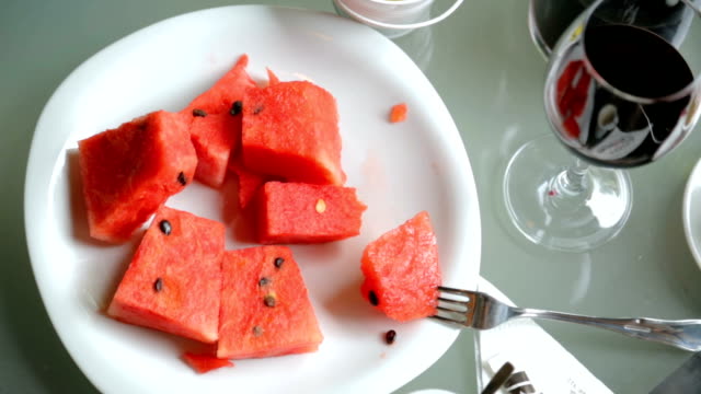 Stücke-von-Wassermelone-auf-dem-Teller-im-café
