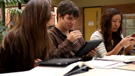 Un-grupo-de-colegio-los-estudiantes-trabajan-juntos-para-terminar-una-tarea