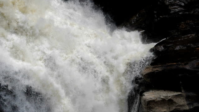 Wasser-trifft-Felsen-Wasserfall