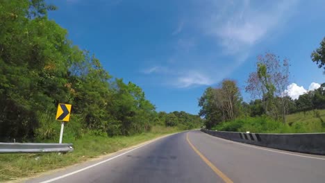 Frontplatte-fahren:-Am-Highway-12,-Nord-Westhern-Thailand