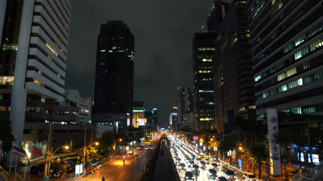 Atasco-de-tráfico-en-la-Avenida-centro-de-la-ciudad-en-hora-punta-por-la-noche