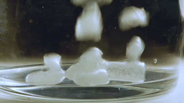 Effervescent-Tablets-Dissolving-in-Water