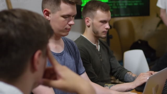 Junge-Männer,-die-mit-dem-Computer-in-Werkstatt