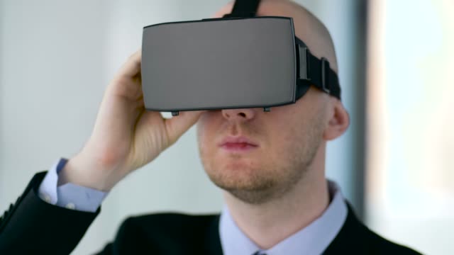 Geschäftsmann-mit-virtual-Reality-Kopfhörer-im-Büro