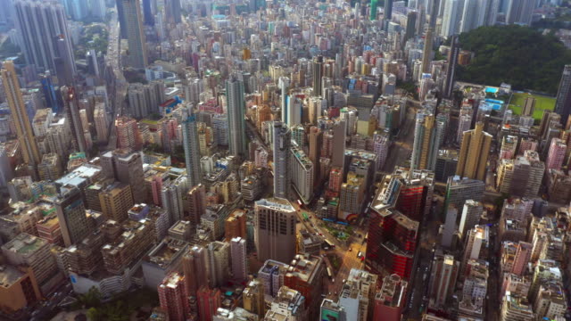 Vista-aérea-del-centro-de-Hong-Kong,-república-de-China.-Distrito-financiero-y-centros-de-negocios-en-la-ciudad-urbana-inteligente-en-Asia.-Rascacielos-y-edificios-modernos-de-gran-altura.