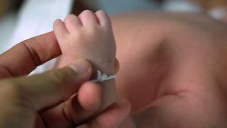 La-mano-del-bebé-sosteniendo-el-dedo-de-la-madre.