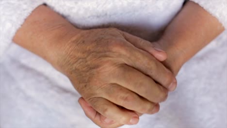 Hands-of-an-elderly-woman