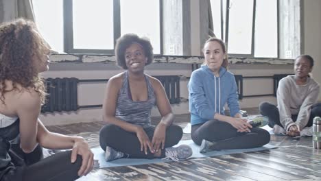 Junge-Frauen-im-Chat-im-Yoga-Kurs