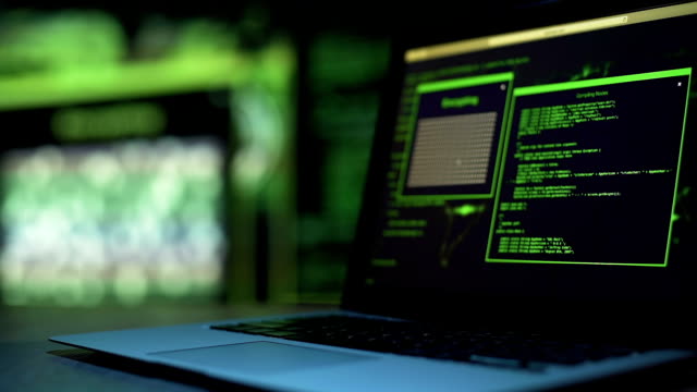 Programmierung-Skripte-laufen-auf-Laptop-Monitor,-Hacker-Serverprozess,-Kriminalität