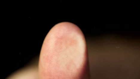 Stützte-sich-auf-Control-Glas-für-biometrische-Scan-Fingerabdruck.-Konzept-von-Überwachung-und-Sicherheit-durch-menschliche-Fingerabdrücke-in-die-Zukunft-der-digitalen-Technologie.-Makro-des-Fingerabdrucks