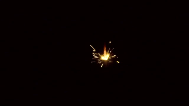 Feuerwerk-Wunderkerze-brennt-auf-schwarzem-Hintergrund-in-Zeitlupe