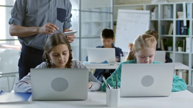 Niños-en-la-clase-de-informática