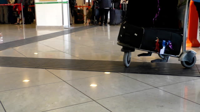 Personen-und-Gepäck-am-Flughafen
